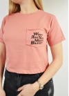 Crop top μπλουζάκι μονόχρωμο με τσεπάκι και στάμπα