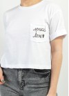 Crop top μπλουζάκι μονόχρωμο με τσεπάκι και στάμπα